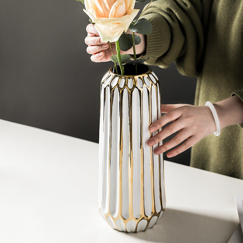 Jarrón de cerámica blanca de moda con espacio en blanco y flores secas hidropónicas