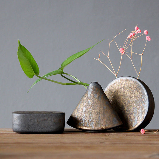 Cerámica cruda convertida en horno para la ceremonia del té con pequeñas flores mediante hidroponía zen